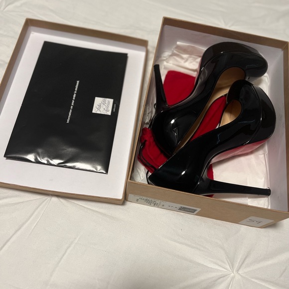 CHRISTIAN LOUBOUTIN
Bianca Patent Leather Pumps
Size: 7.5 | IT 37.5 - Picture 9 of 9